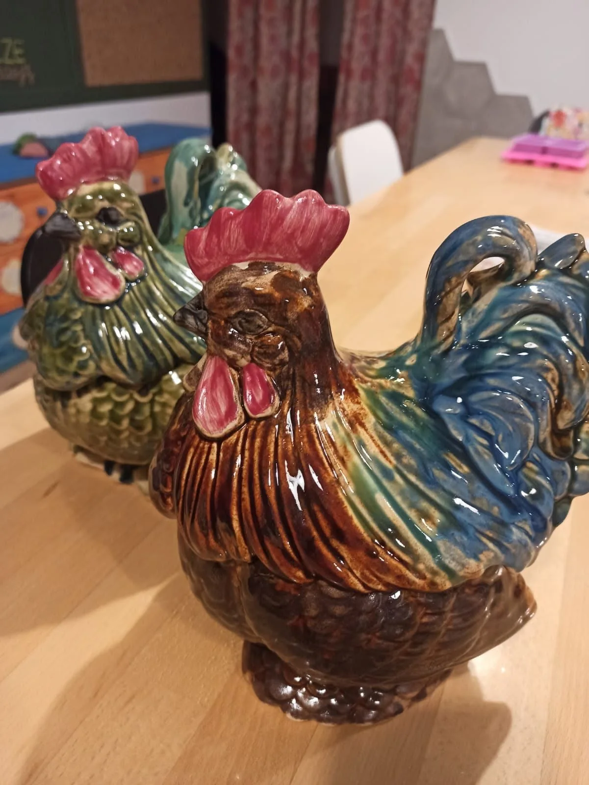 Kolorowe ceramiczne koguty