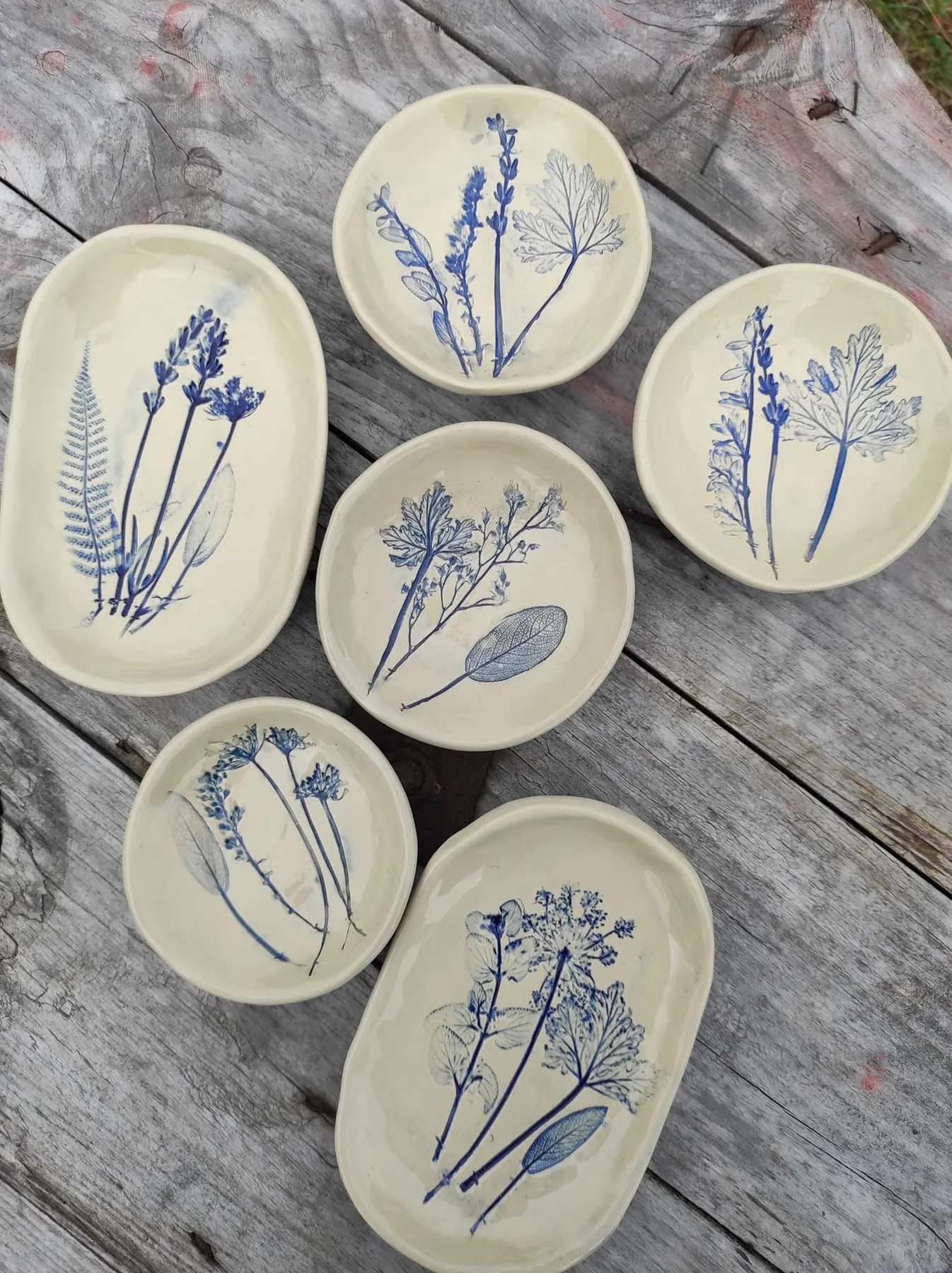 Jasne ceramiczne naczynia ozdobione niebieskimi roślinami