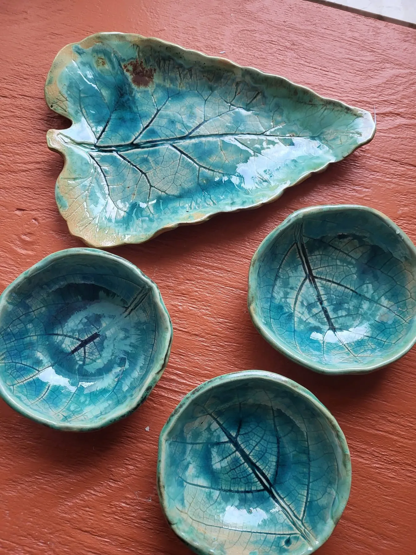 Ceramiczne naczynia odciskane liśćmi