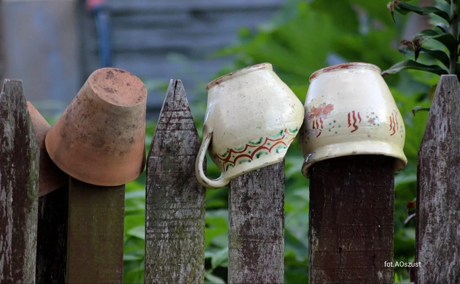 Ceramiczne kubki na drewnianym płocie