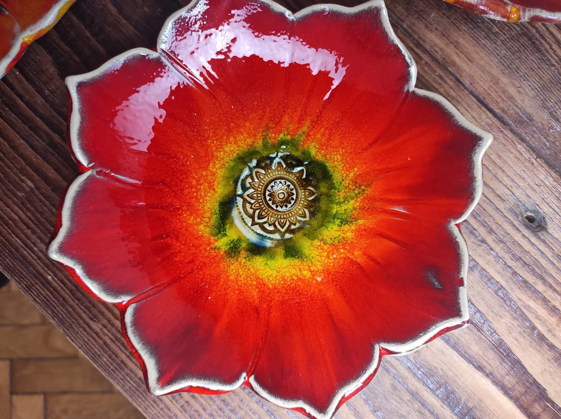 Czerwona ceramiczna misa w kształcie kwiatu