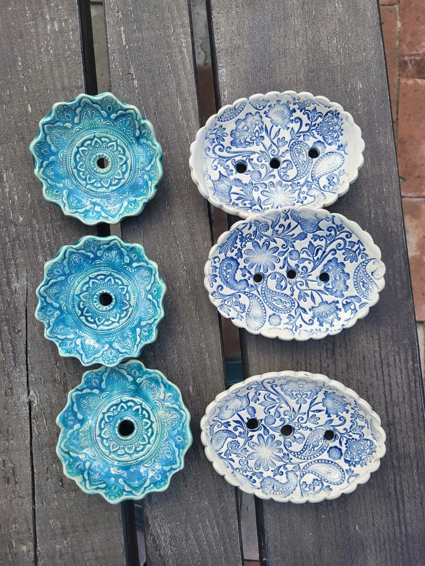 Ręcznie zdobione ceramiczne mydelniczki