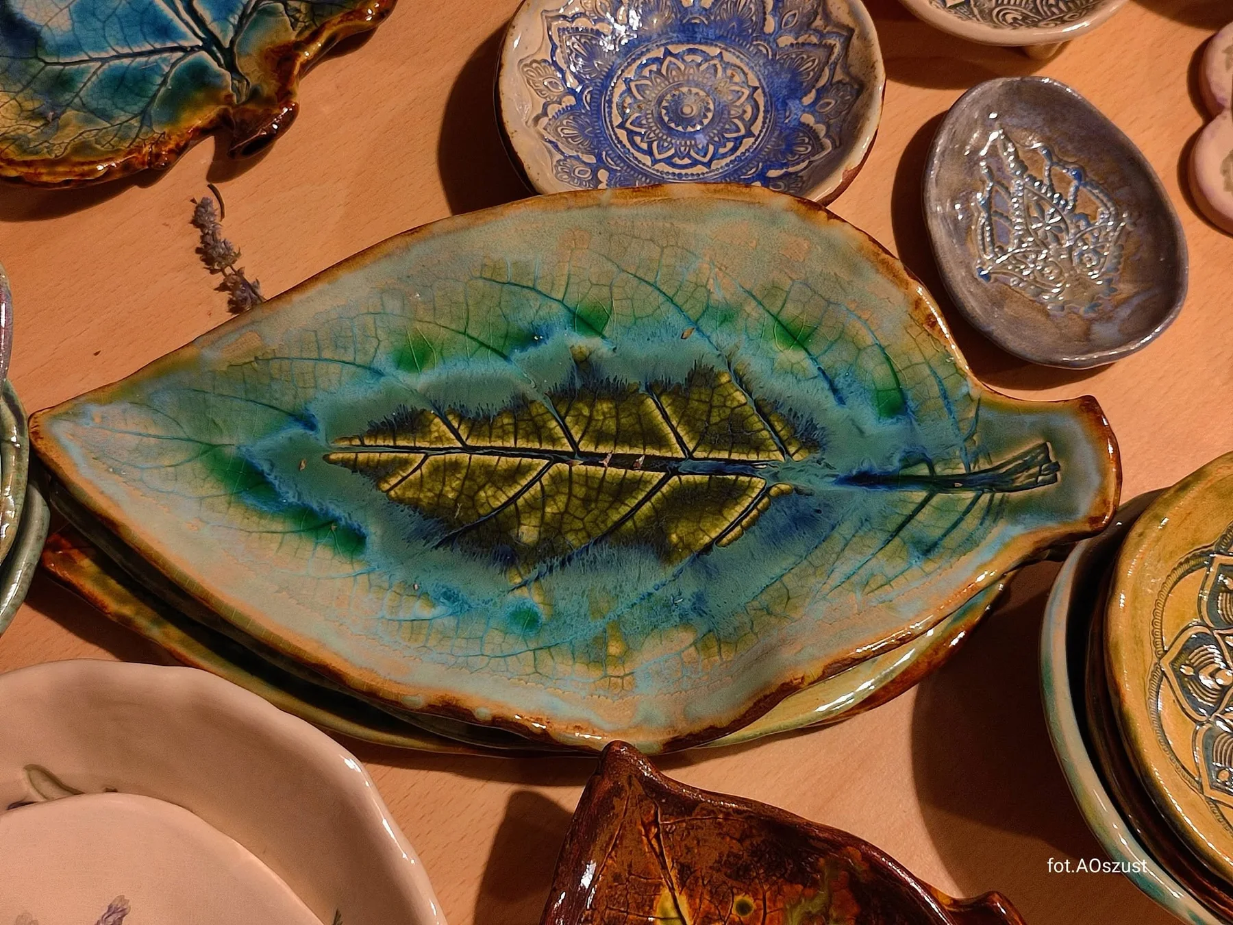 Ceramiczny półmisek w kształcie liścia