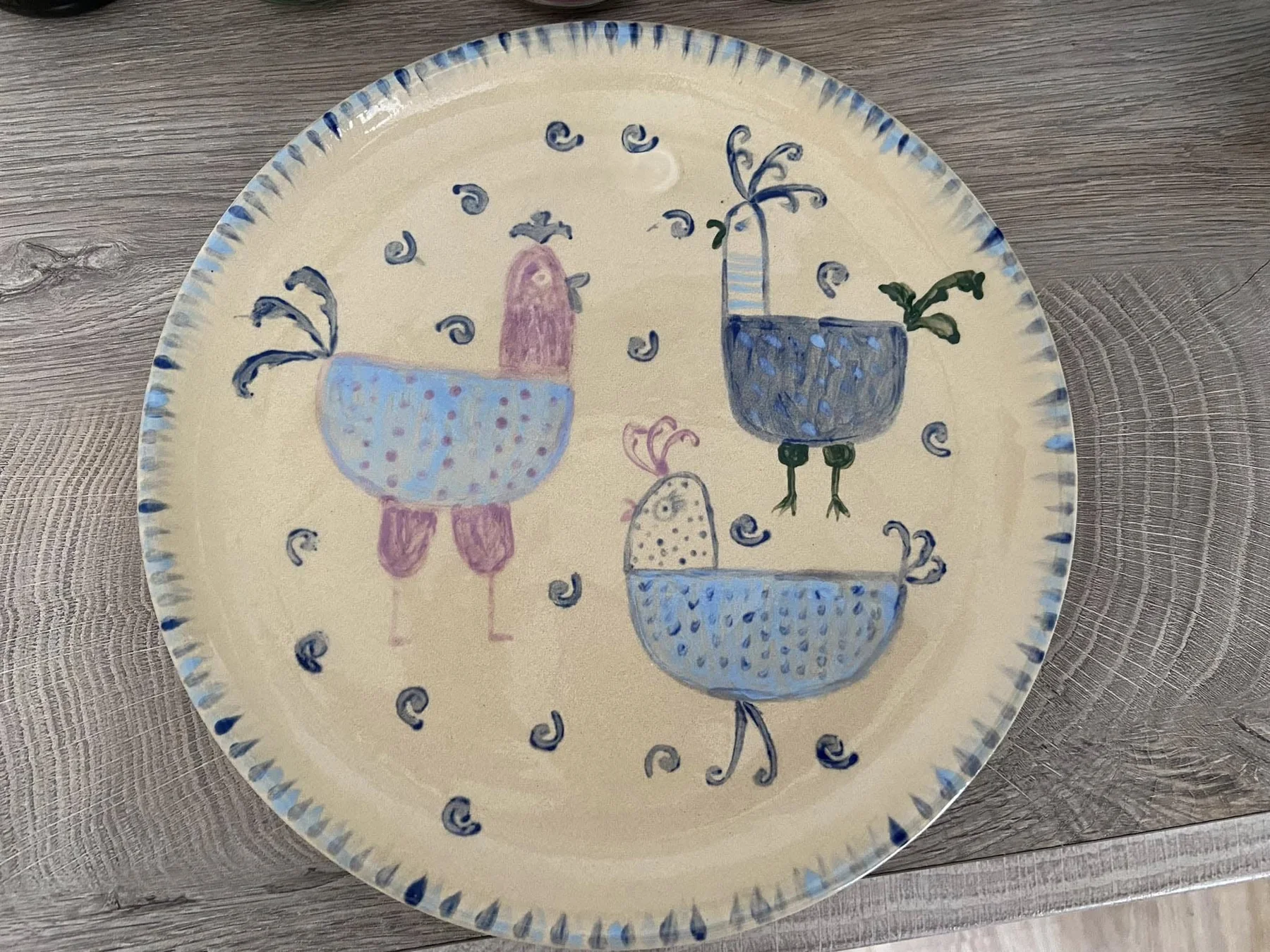 Ręcznie malowany ceramiczny talerz z ptakami